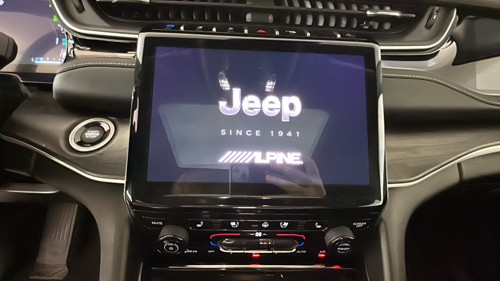 Used 2023 Jeep Grand Cherokee 4WD 4xe w/ Luxury Tech Group II image 28