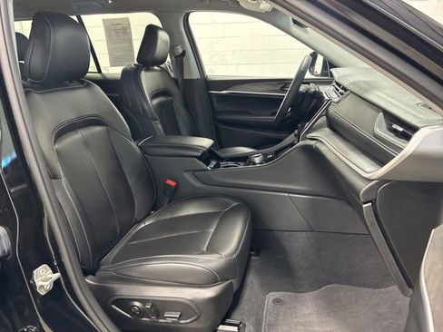 Used 2023 Jeep Grand Cherokee Limited w/ Black Appearance Package AWD/4WD image 12