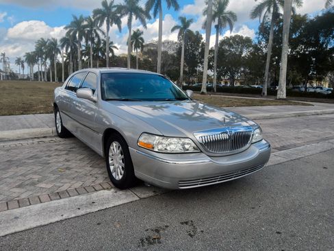 Used 2006 Lincoln Town Car Signature image 1