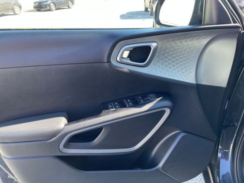 Used 2025 Kia Soul LX w/ LX Technology Package image 18