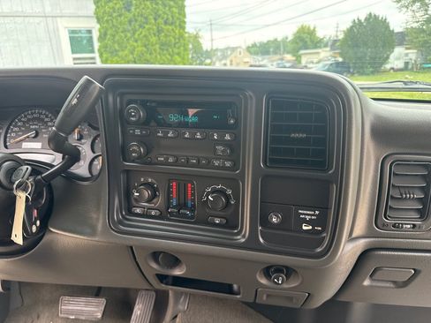 Used 2005 GMC Sierra 2500 SLE w/ Snow Plow Prep Package AWD/4WD image 16