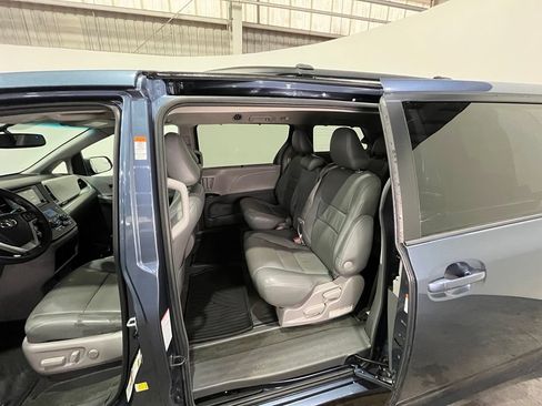 Used 2015 Toyota Sienna LE FWD image 18