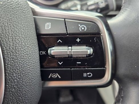 Used 2023 Kia Carnival LX image 17