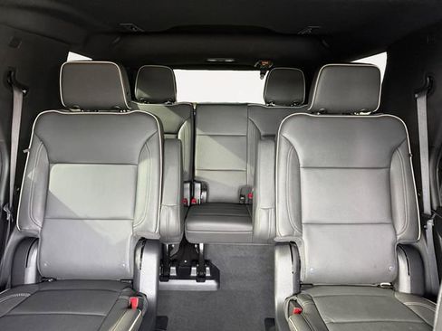 Used 2023 GMC Yukon SLT w/ SLT Premium Package AWD/4WD image 13