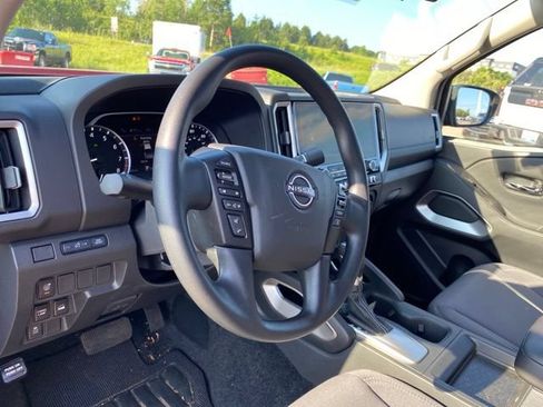 Used 2025 Nissan Frontier SV AWD/4WD image 29