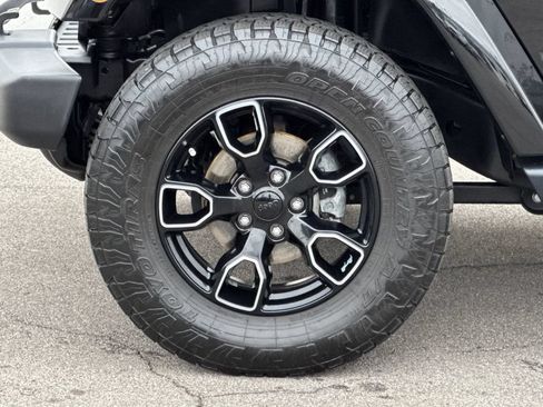Used 2018 Jeep Wrangler Unlimited Sahara AWD/4WD image 29