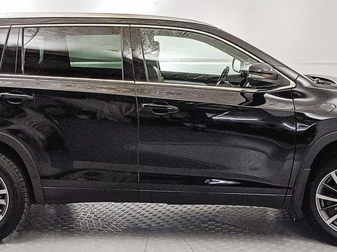 Used 2017 Toyota Highlander XLE AWD/4WD image 2