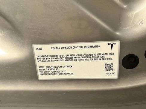 Used 2025 Tesla Cybertruck AWD Crew Cab image 9