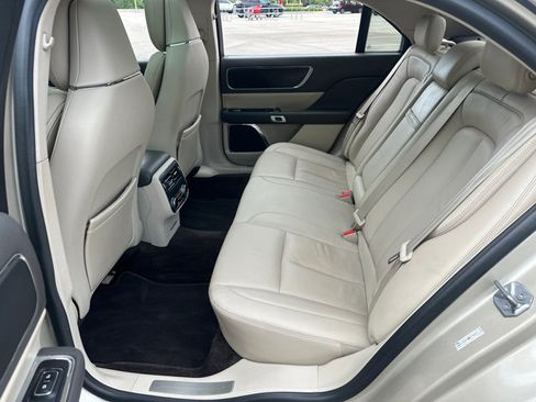 Used 2017 Lincoln Continental Reserve w/ Climate Package image 31