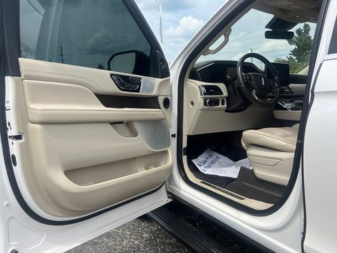 Used 2019 Lincoln Navigator Reserve AWD/4WD image 16