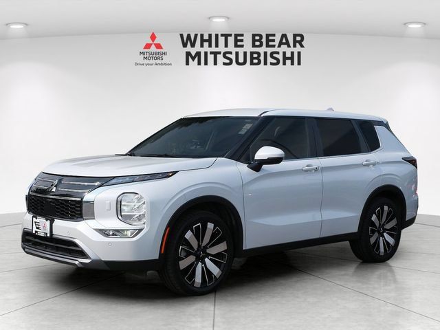 Used 2025 Mitsubishi Outlander AWD image 2