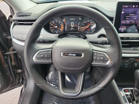 Used 2022 Jeep Compass Latitude w/ Sun and Sound Group AWD/4WD image 28