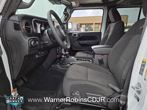Used 2025 Jeep Gladiator Mojave w/ Convenience Group AWD/4WD image 5