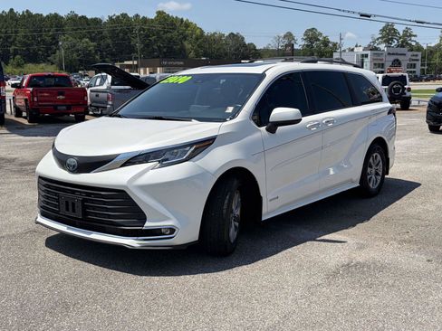 Used 2021 Toyota Sienna XLE FWD image 6