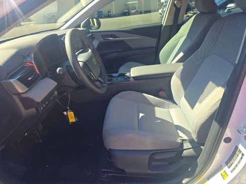 Used 2025 Toyota Camry LE image 5