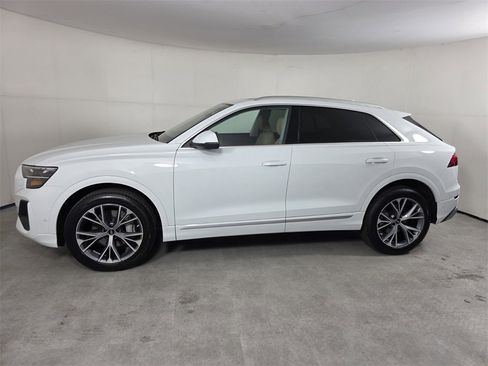 Used 2025 Audi Q8 Premium w/ Convenience Package image 7