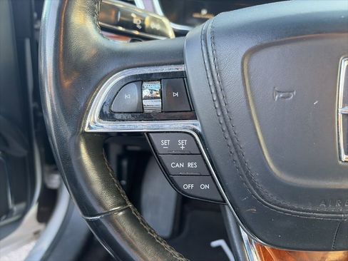 Used 2018 Lincoln Continental Select image 13