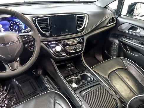 Used 2025 Chrysler Pacifica Limited FWD image 19