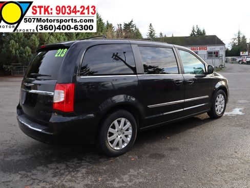 Used 2014 Chrysler Town & Country Touring image 7