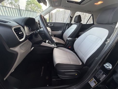 Used 2023 Hyundai Venue SEL w/ Cargo Package FWD image 10