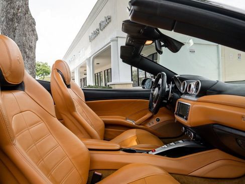 Used 2015 Ferrari California T RWD image 21