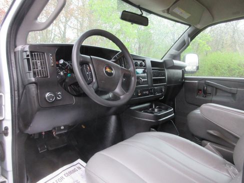 Used 2017 Chevrolet Express 2500 RWD image 30