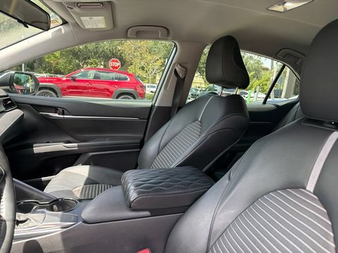 Used 2020 Toyota Camry SE FWD image 17