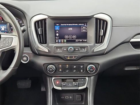 Used 2024 GMC Terrain SLE image 21