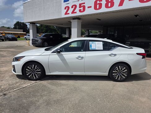 Used 2025 Nissan Altima 2.5 SV FWD image 3