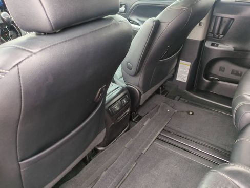 Used 2015 Toyota Sienna SE Premium image 16