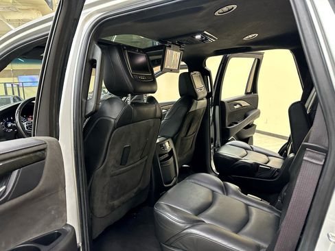 Used 2017 Cadillac Escalade Platinum image 35
