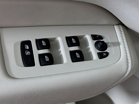 Used 2023 Volvo XC60 B6 Ultimate w/ Protection Package Premier image 17