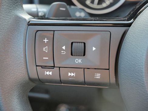 Used 2023 Nissan Rogue SV image 31