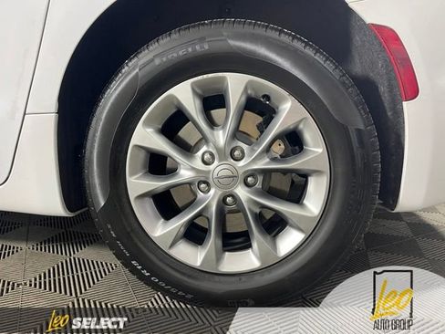 Used 2024 Chrysler Pacifica Touring-L AWD/4WD image 34