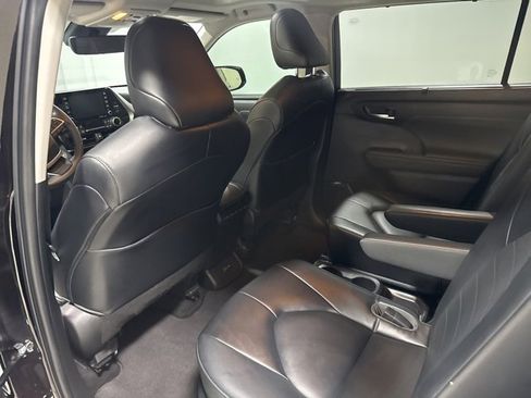 Used 2022 Toyota Highlander XLE image 14