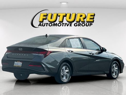 Used 2025 Hyundai Elantra SE FWD image 3