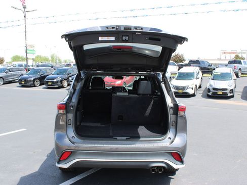 Used 2022 Toyota Highlander XSE FWD image 8