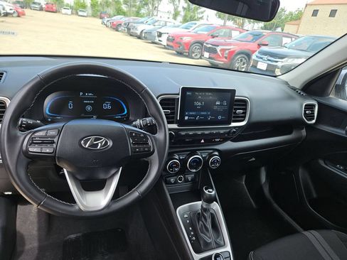 Used 2025 Hyundai Venue SEL FWD image 16