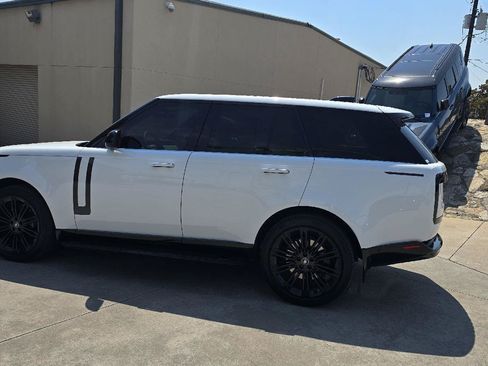 Used 2025 Land Rover Range Rover SE AWD/4WD image 2
