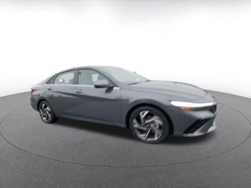Used 2025 Hyundai Elantra SEL image 2