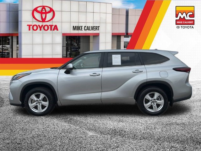 Used 2025 Toyota Highlander LE AWD/4WD image 2
