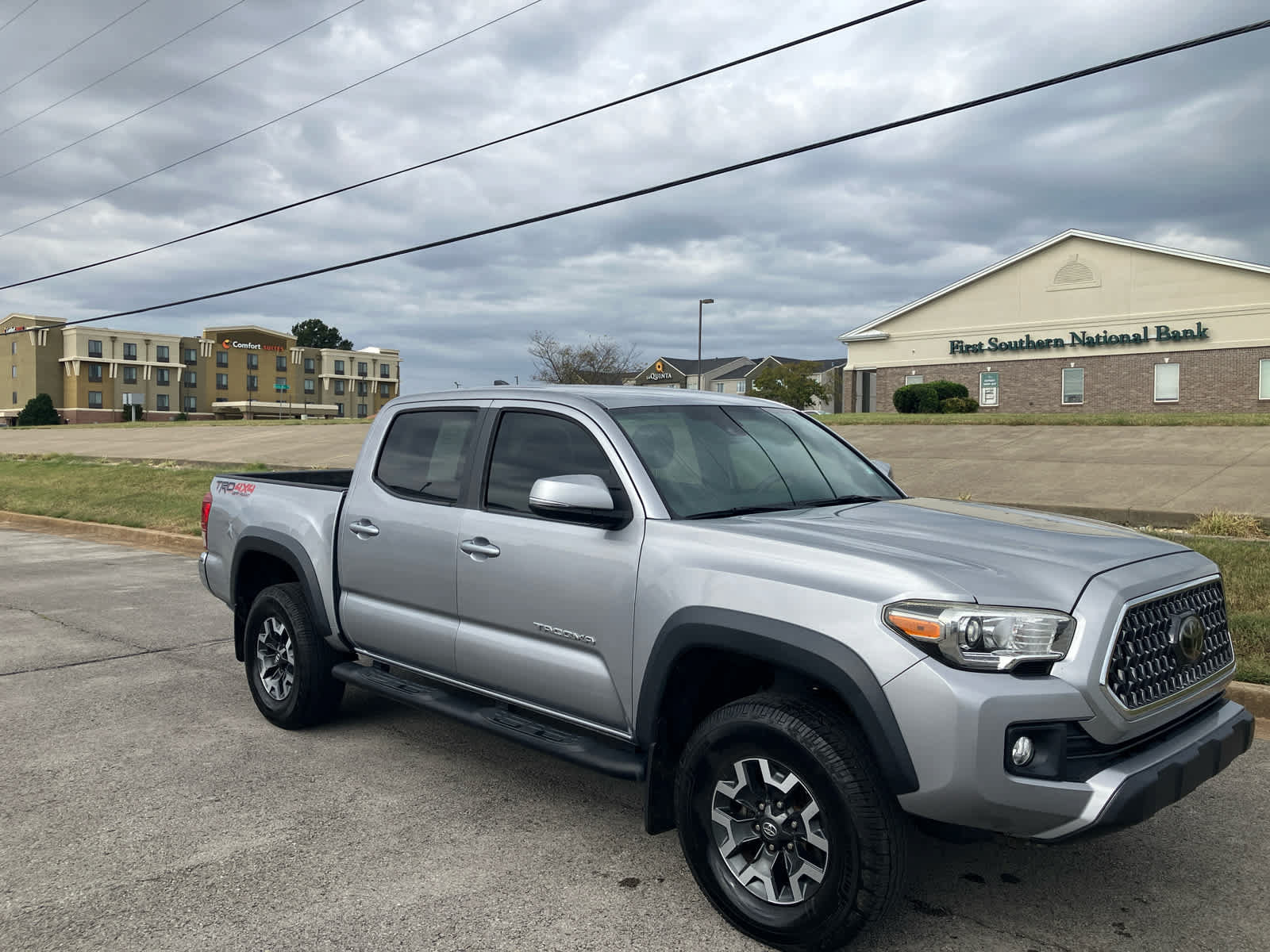 Used 2018 Toyota Tacoma TRD Off-Road AWD/4WD image 9