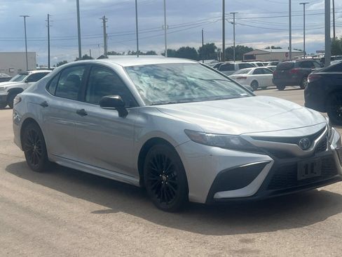 Used 2022 Toyota Camry SE FWD image 2
