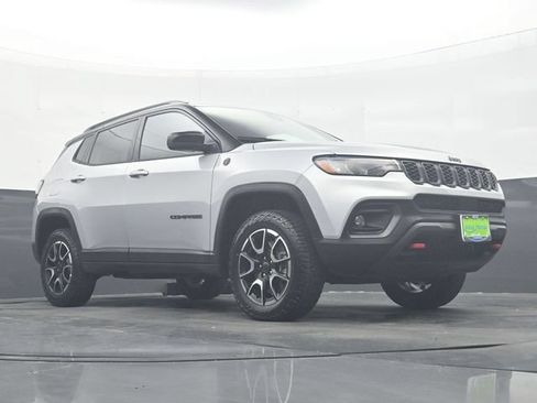 Used 2025 Jeep Compass Trailhawk AWD/4WD image 27