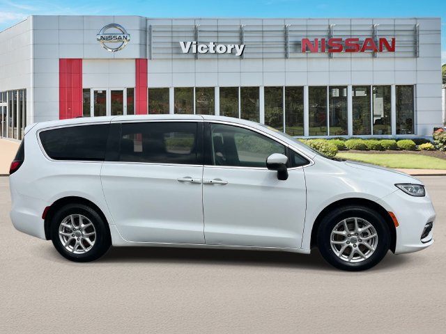 Used 2023 Chrysler Pacifica Touring-L FWD image 2