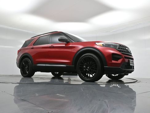 Used 2024 Ford Explorer XLT image 3