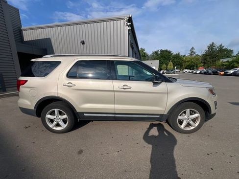 Used 2017 Ford Explorer XLT w/ Equipment Group 202A AWD/4WD image 4