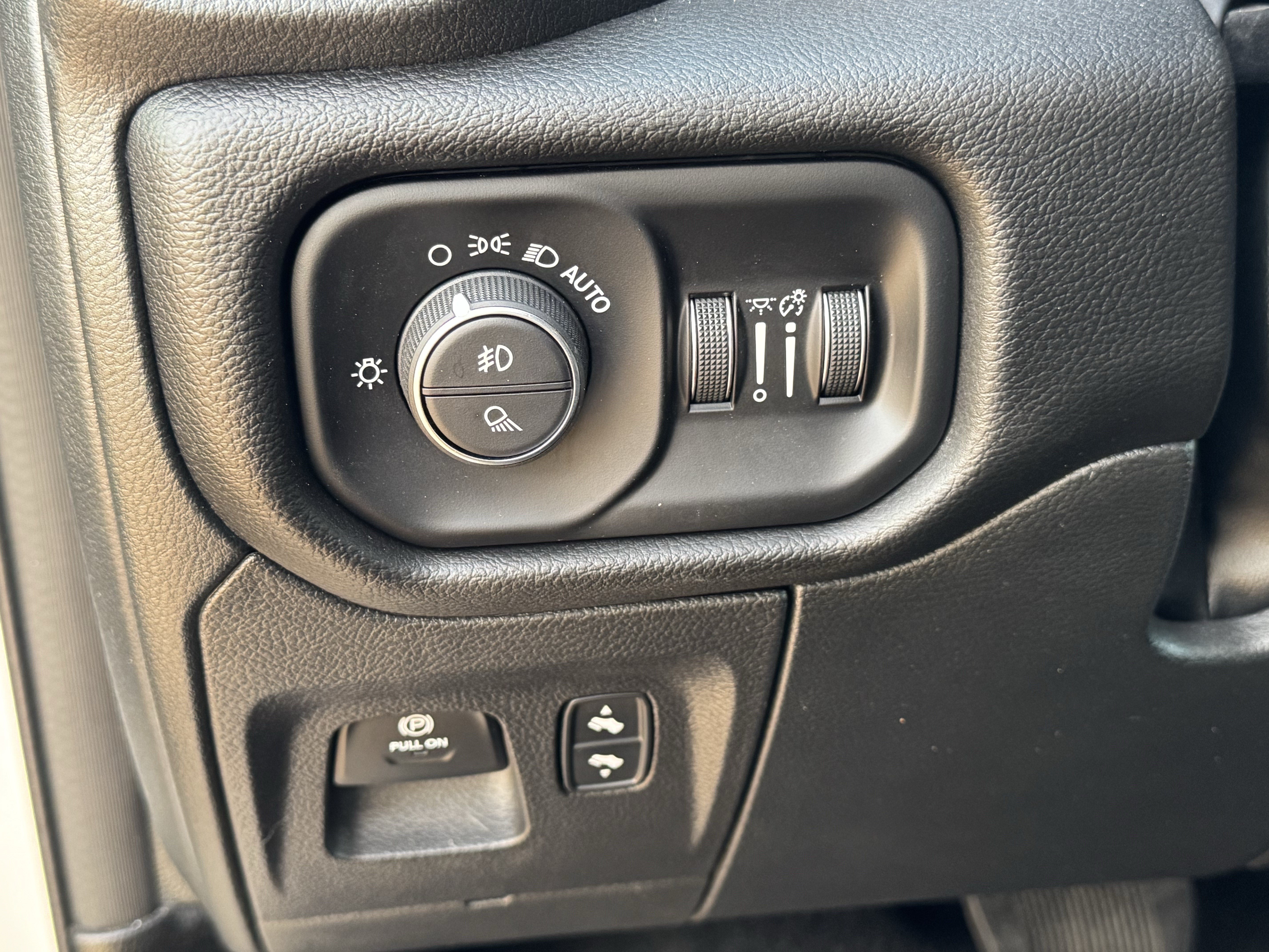 Used 2025 RAM 1500 Laramie w/ Sport Appearance Package AWD/4WD image 15