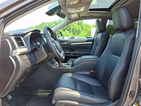 Certified 2019 Toyota Highlander XLE AWD/4WD image 17