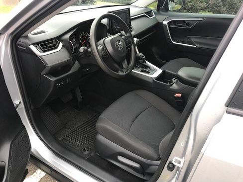 Used 2022 Toyota RAV4 LE FWD image 5